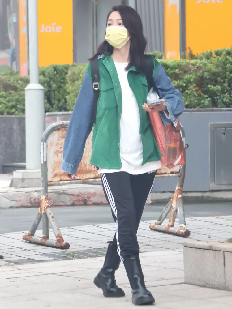 女神茵芙一身休閒打扮收工，邊滑手機走路離開拍攝現場。特勤中心攝