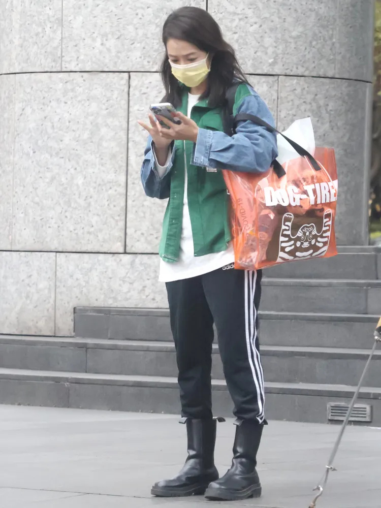 8點檔女神茵芙收工後，一身休閒打扮，走200公尺到路口等神秘男來接送。特勤中心攝