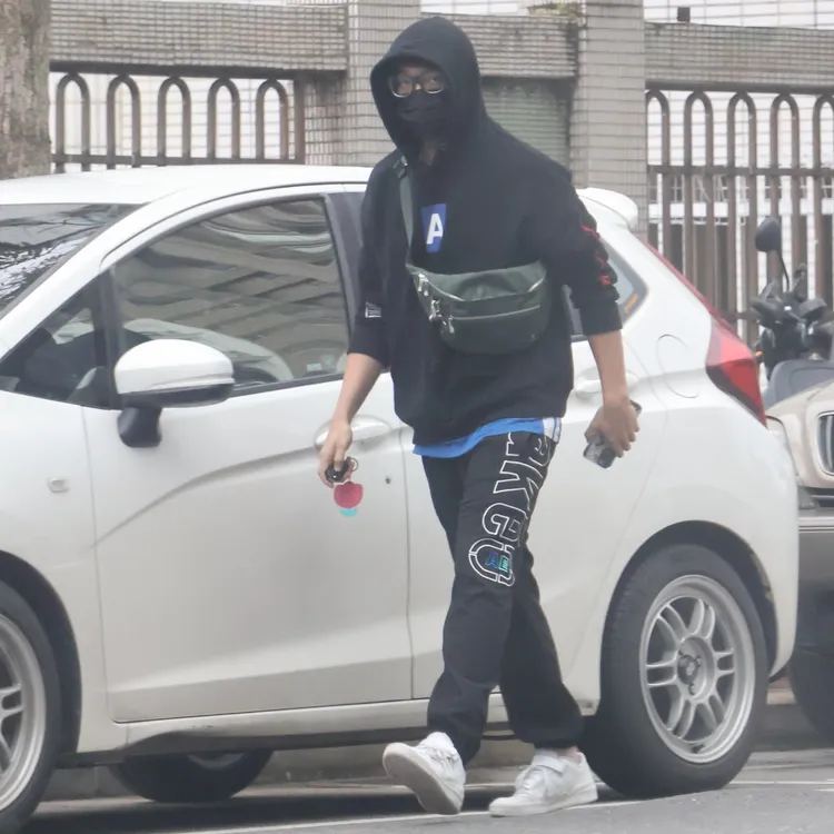 女神茵芙的護花使者「回頭男」，載她下車後，頻頻回頭張望，似怕被發現。特勤中心攝