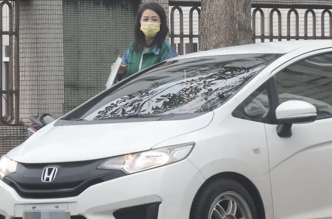 8點檔女神茵芙，搭上神秘「回頭男」駕駛的74萬元二手車。特勤中心攝