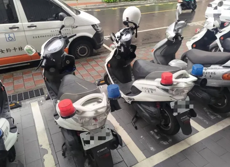 警用機車坐墊遭破壞。翻攝畫面