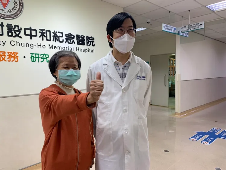 腳中風患者陳姓婦人今與高醫心臟內科教授許栢超共同出席記者會。吳慧芬攝