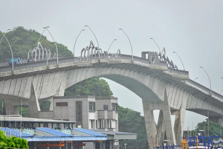 新橋上打造大型鯖魚造型裝置藝術，營造小魚洄游出海、大魚豐收入港意象，象徵永續、豐收。林泊志攝