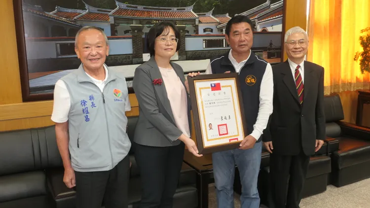 中選會頒發第19屆縣長當選證書給鍾東錦，即將卸任的縣長徐耀昌到場致賀。楊永盛攝