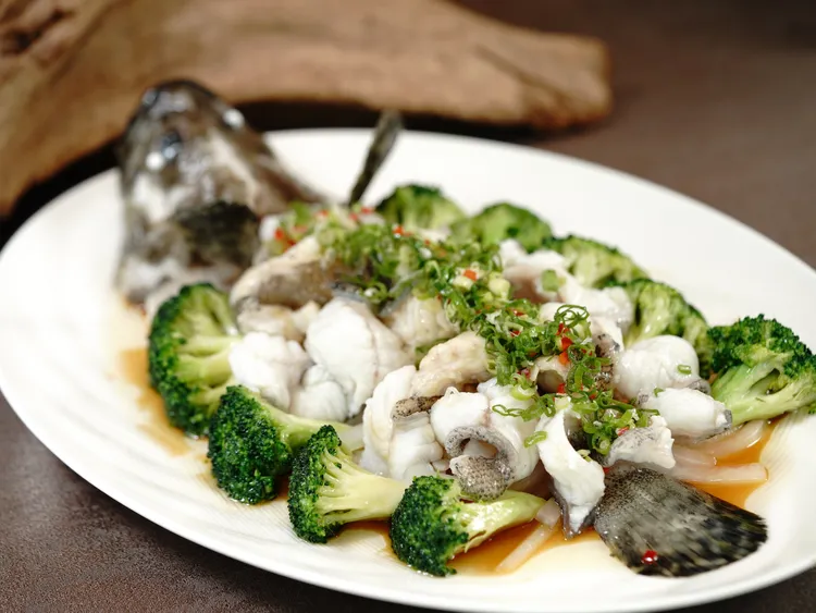 外帶年菜中包含蔥油淋魚，同時也是來「聚苑」必嘗的招牌菜。業者提供