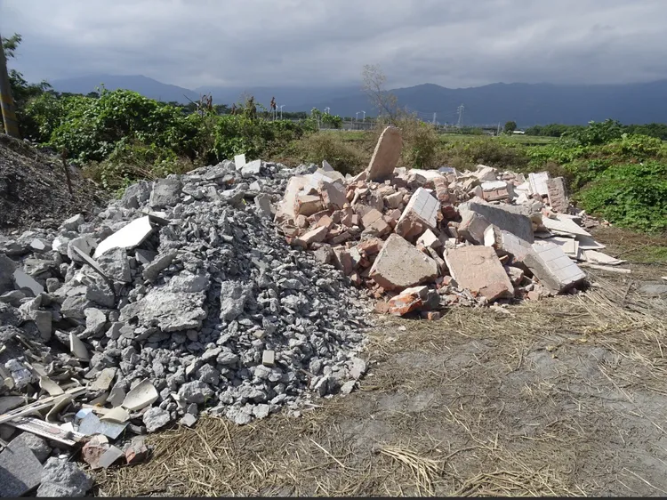 廢棄物可委託合法清除處理業清理。台東縣環保局提供