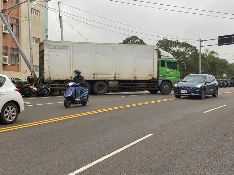 有網友發現該輛大貨車二天前也在聯合大學前發生事故，直呼邪門。翻攝職業聯結車職業大貨車職業大客車拉拉隊運輸業照片影片資訊分享團