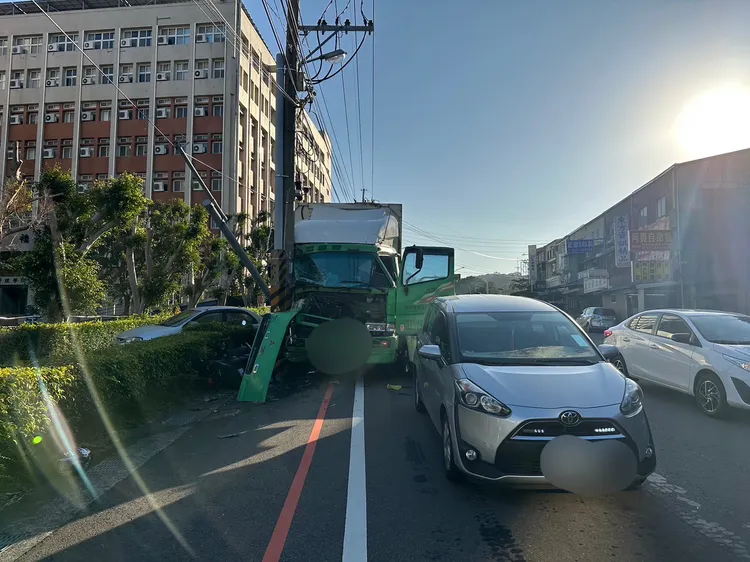 肇事現場一片狼藉，大貨車撞擊電桿後，車頭嚴重毀損。讀者提供