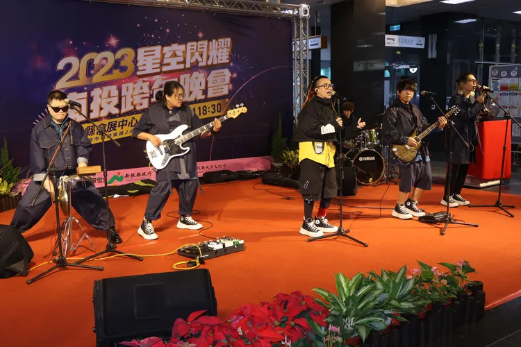 今天縣府舉辦活動前宣傳記者會，請來神棍樂團炒熱氣氛。田兆緯攝