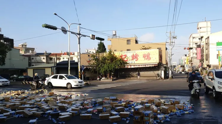 民眾路過目擊現場，拍下滿地破碎飲料慘狀。民眾提供