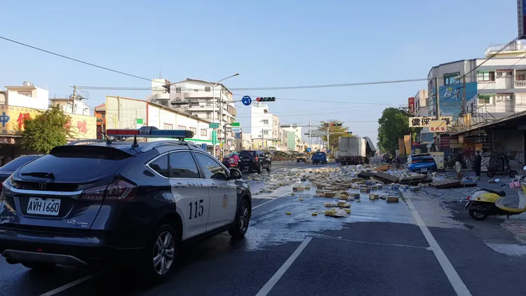掉落地上飲料數量極多，員警趕抵將警車停放外車道維護安全。民眾提供