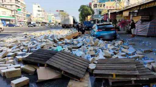 粗心！貨櫃車駕駛沒綁牢　掉出百餘箱飲料砸車