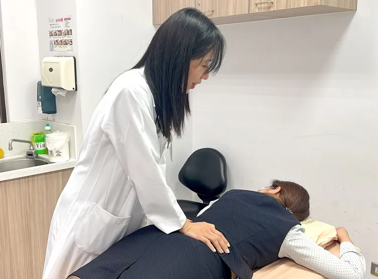 下背痛可透過徒手治療獲得緩解。奇美醫院提供