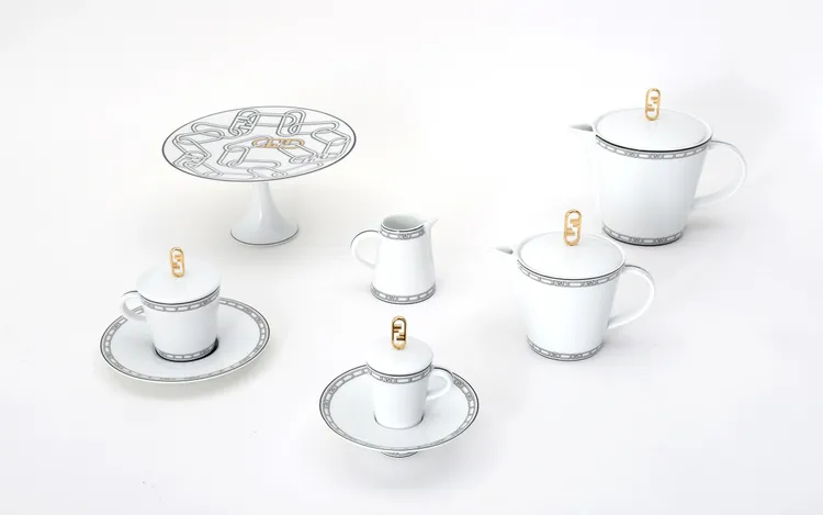 FENDI將O'Lock和FENDI Roma這兩個的代表性符號塑造成裝飾圖案，裝飾在瓷器組、盒子、托盤及燭台上，用生動方式重新詮釋蘊藏在FENDI品牌內的DNA。品牌提供