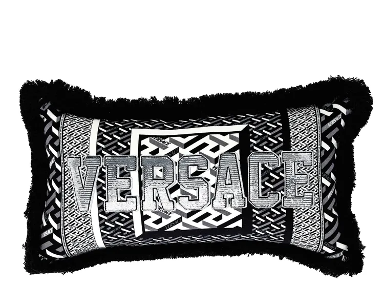 VERSACE La Greca絲絨靠墊，1萬9000元。品牌提供
