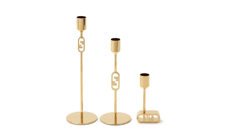 電鍍金材質的橢圓形O'Lock logo圖案裝飾在FENDI燭台上。品牌提供