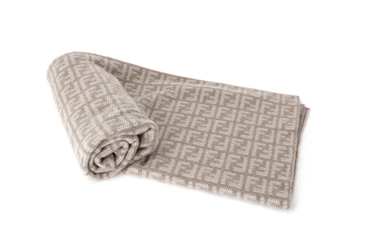 飾有FF logo圖案的羊絨材質居家織品採用中性色彩，有多種尺寸的抱枕和柔軟的方格呢布料，替任何房間營造出舒適感。品牌提供