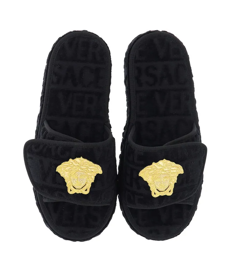 VERSACE Medusa刺繡拖鞋，1萬4000元。品牌提供