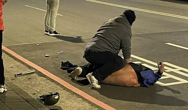 熱心民眾將行搶超商的呂男壓制在地。翻攝「我們是新店人!! 好山好水，就是愛新店」