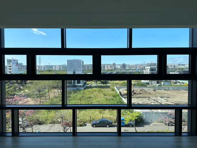 帷幕牆除了外觀具特色，由內而外也享有大面視野。王鈞生攝