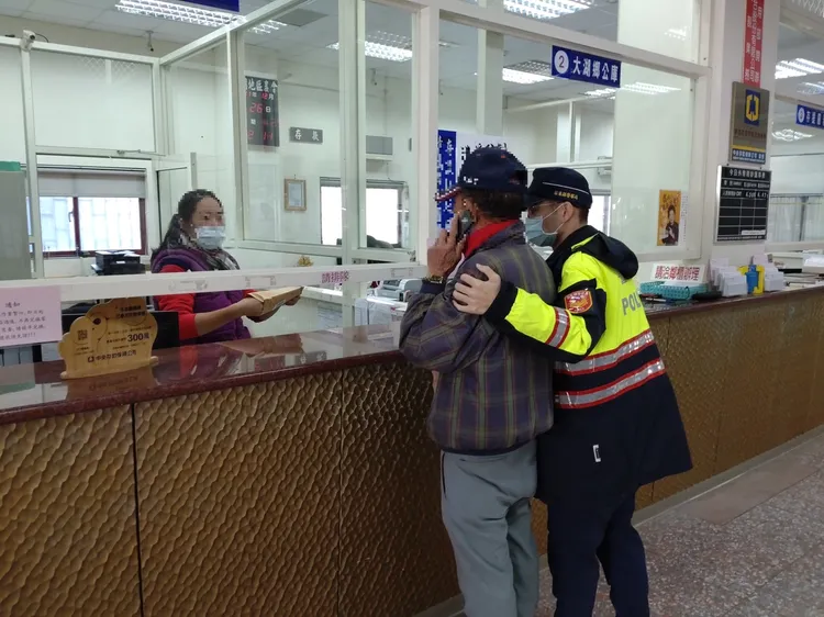 李姓老翁誤信保健食品的詐騙行銷手法，差點損失25萬老本。警方提供