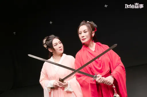 陳亞蘭「皇帝」變柔美俠女　王彩樺曝：姊姊腳夾很緊