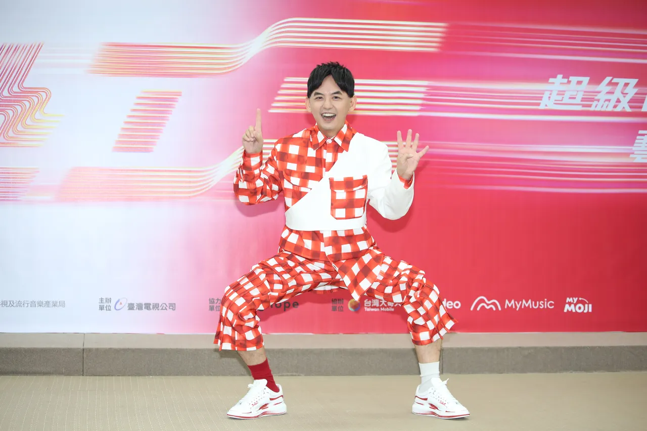 黃子佼呼口號「少睡一點,多做一點,闔家平安」。張哲鳴攝