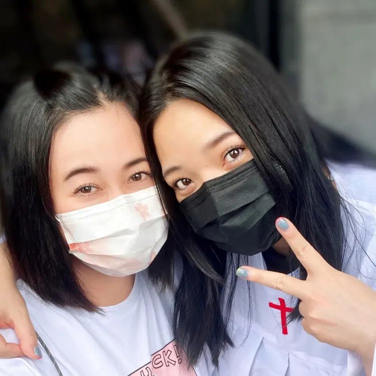 林利霏（左）和小甜甜情同姊妹。翻攝林利霏臉書