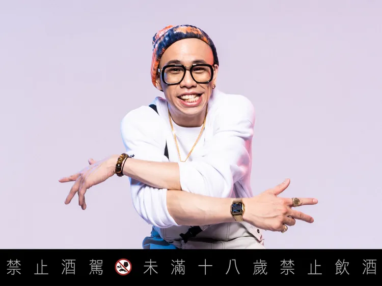 士軒歌單目前有〈吹個球+保持帥哥〉、〈愛吃味〉、〈正在塞+大特醉〉等。