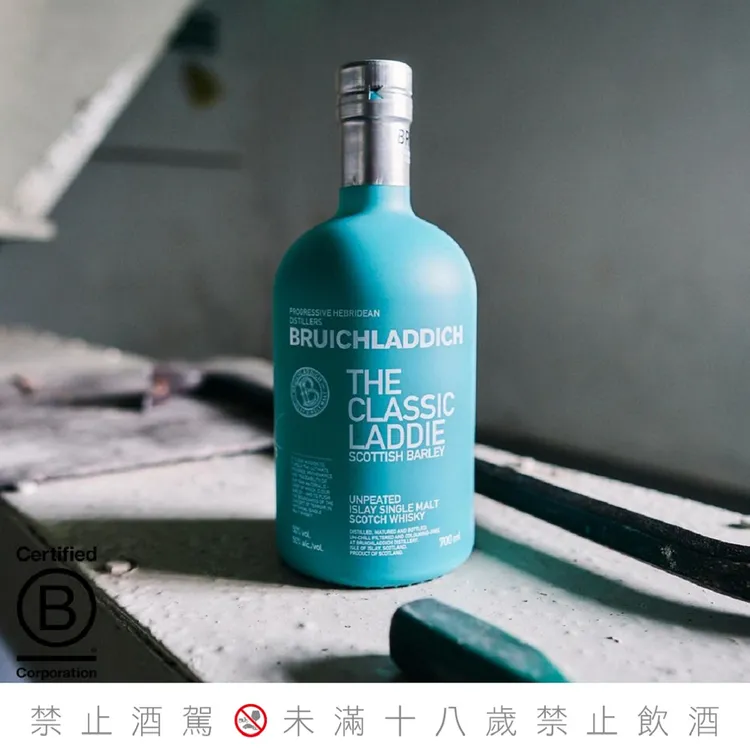 海洋藍經典瓶身，不添加泥煤煙燻味，忠實呈現蘇格蘭單一麥芽威士忌原味的「布萊迪經典萊迪威士忌」