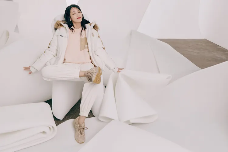 IU所穿的New Balance 1906R鞋款，鞋面改以Cordura防撕裂面料呈現，藉此材質耐用且具防潑水特性，提升穿著實用性。品牌提供