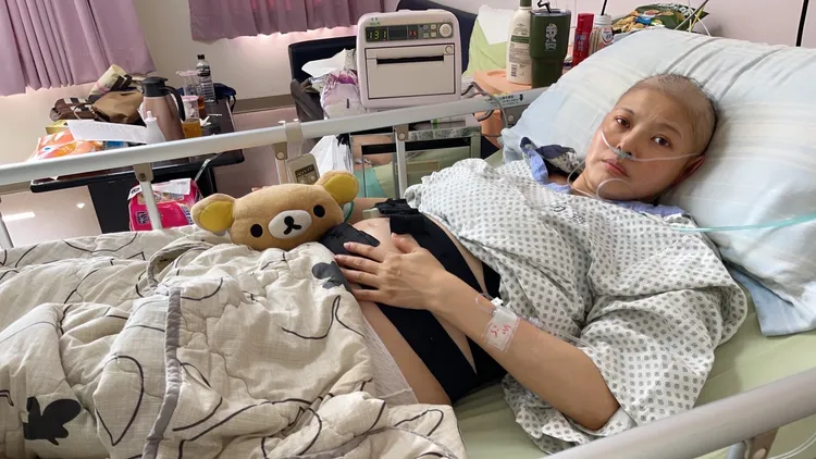 顏伶安挺著6個多月身孕，住院接受化療抗癌。顏伶安提供