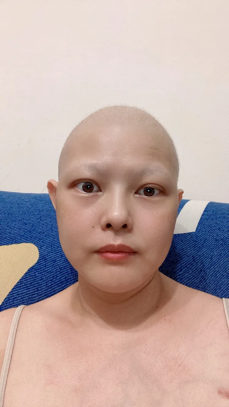 今年三月產後的顏伶安，該是在坐月子的期間，住院接受化療抗癌。顏伶安提供