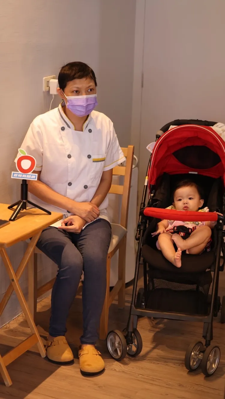 懷孕期間罹癌，如今抗癌成功，顏伶安開了間吐司店，邊照顧女兒邊工作。侯昌騰攝