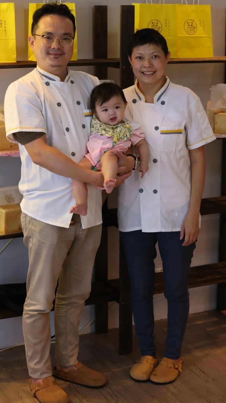 顏伶安（右）挺過懷孕罹癌、抗癌的艱辛，與女兒、老公在新開的吐司店裡合影。侯昌騰攝