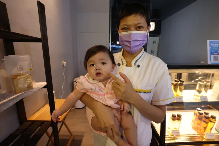 顏伶安以自身經驗，鼓勵乳癌姊妹們勇敢抗癌。侯昌騰攝