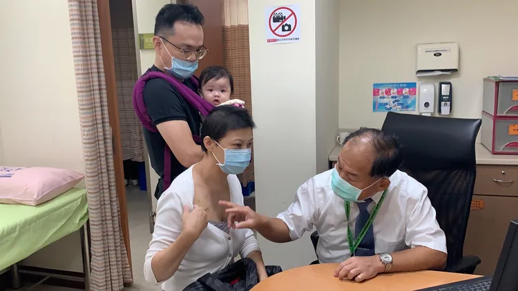 顏伶安上月回陳芳銘醫師門診，預後良好，體內偵測不到癌細胞。吳慧芬攝