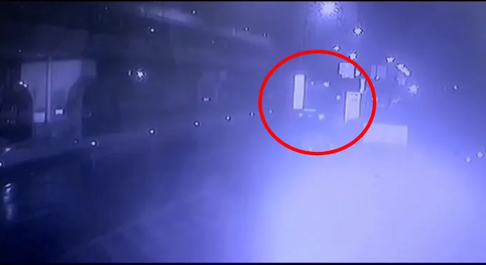 由於當時正值清晨、天色灰暗，加上下雨視線不佳，黃男準備上台61快速道路匝道時，就在路口撞擊分隔島的路牌柱。翻攝畫面