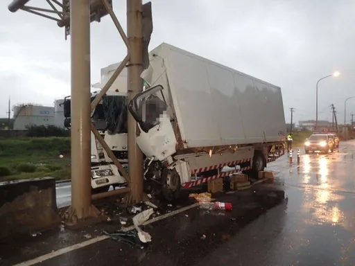 17噸大貨車台61觀音段自撞匝道路牌 車頭潰縮變形駕駛當場慘死