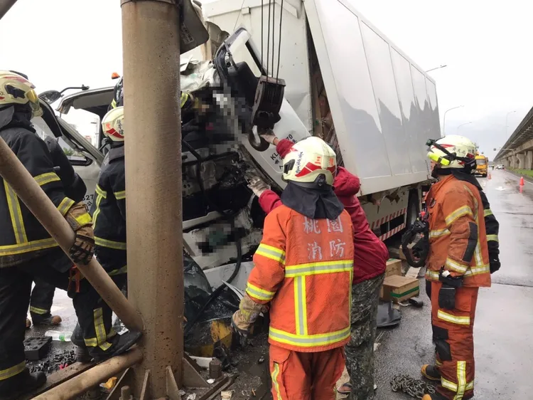 警消人員獲報後，立即出動破壞器材將黃男救出，但他脫困時已無生命跡象。翻攝畫面