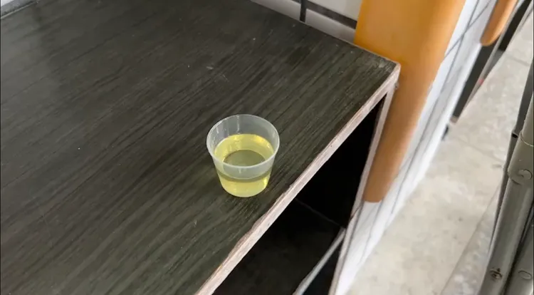 老師第一時間使用沙拉油潤滑，企圖將男童手指拔出。翻攝畫面