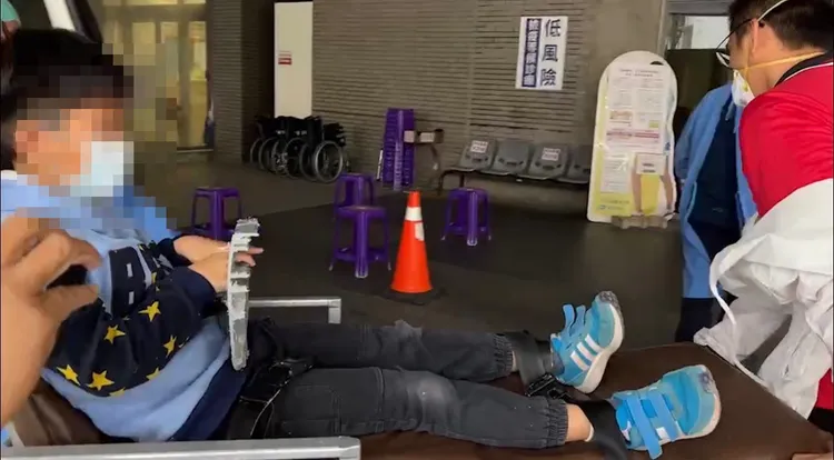 孩子嚇著食指插在洞洞椅上，像極挨了十大酷刑。翻攝畫面