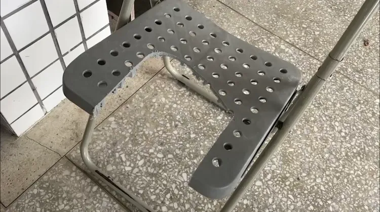 被消防員切割椅墊的洞洞椅。翻攝畫面