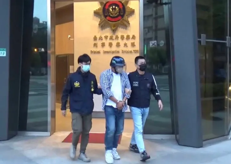 警方依法將販毒集團成員送辦。翻攝畫面