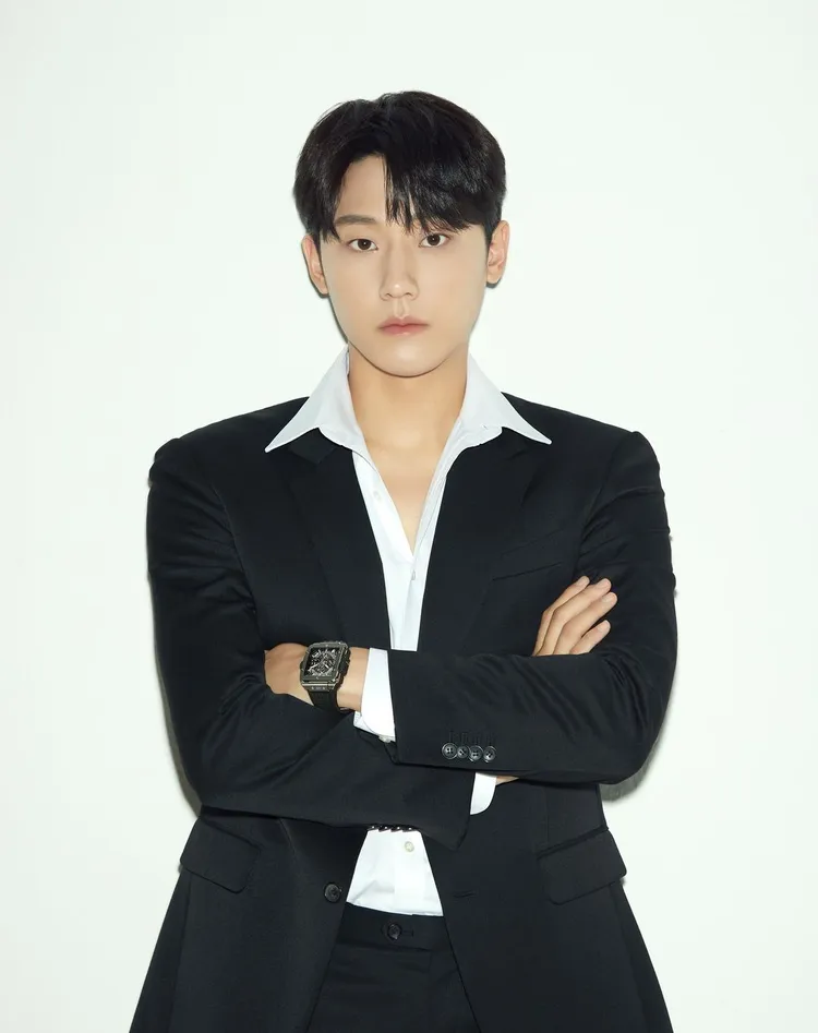 李到晛演繹HUBLOT旗下新款Square Bang腕錶，展現有別於溫柔歐爸的霸氣姿態。翻攝ldh_sky IG