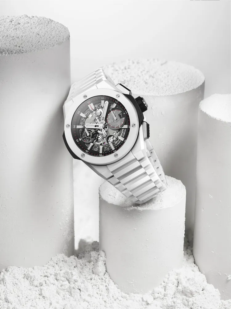 HUBLOT Big Bang Integrated白陶瓷鍊帶計時碼錶，74萬9000元。品牌提供