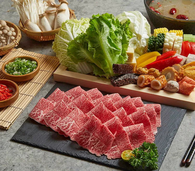 築間幸福鍋物提供14款湯底，主餐則有牛、雞、豬、羊、海鮮等28款選擇，圖為澳洲和牛板腱。業者提供