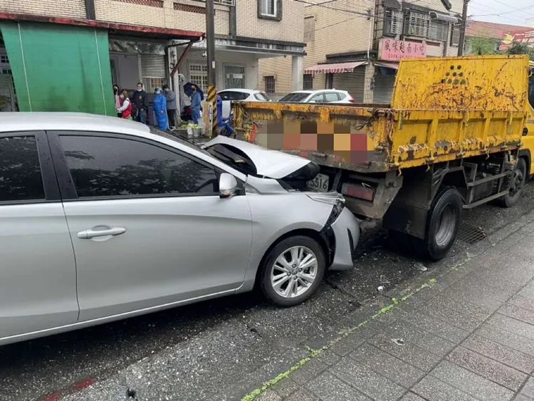 李女所駕駛的轎車車頭插進貨車車尾，車頭幾乎全毀。讀者提供