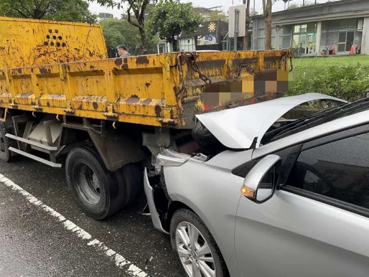 李女所駕駛的轎車車頭插進貨車車尾，車頭幾乎全毀。讀者提供