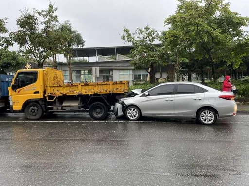 宜蘭女駕車莫名撞路邊貨車　蝦密！竟是鼻子癢「哈啾」就釀禍